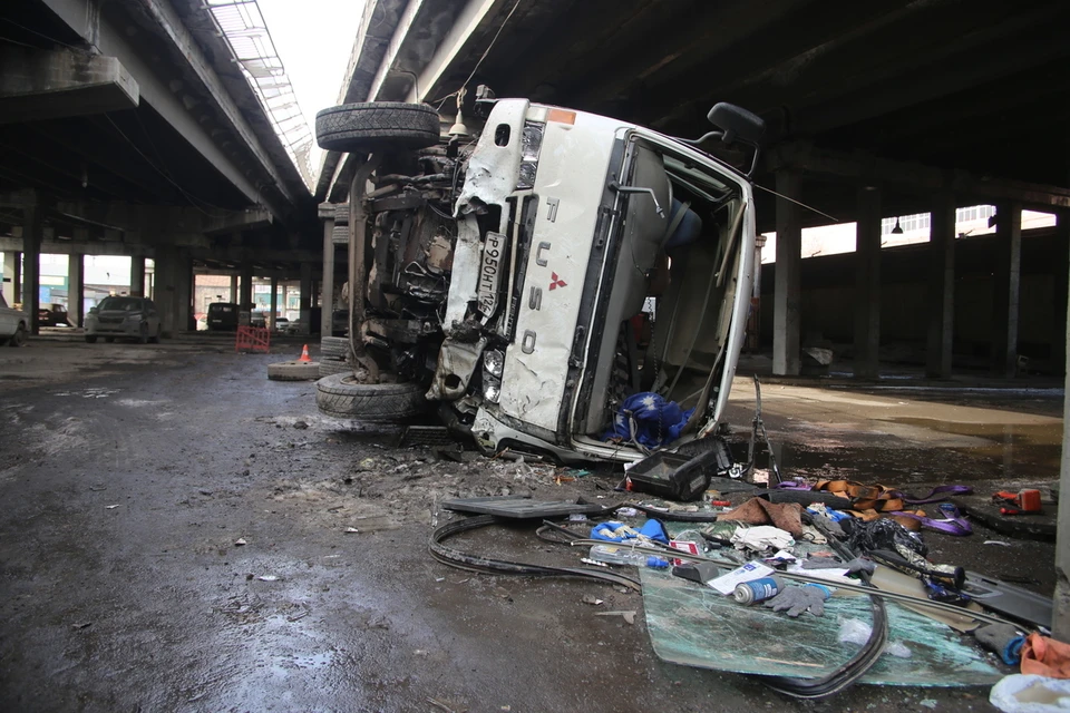 В Красноярске доставили в больницу водителя грузовика, упавшего с моста