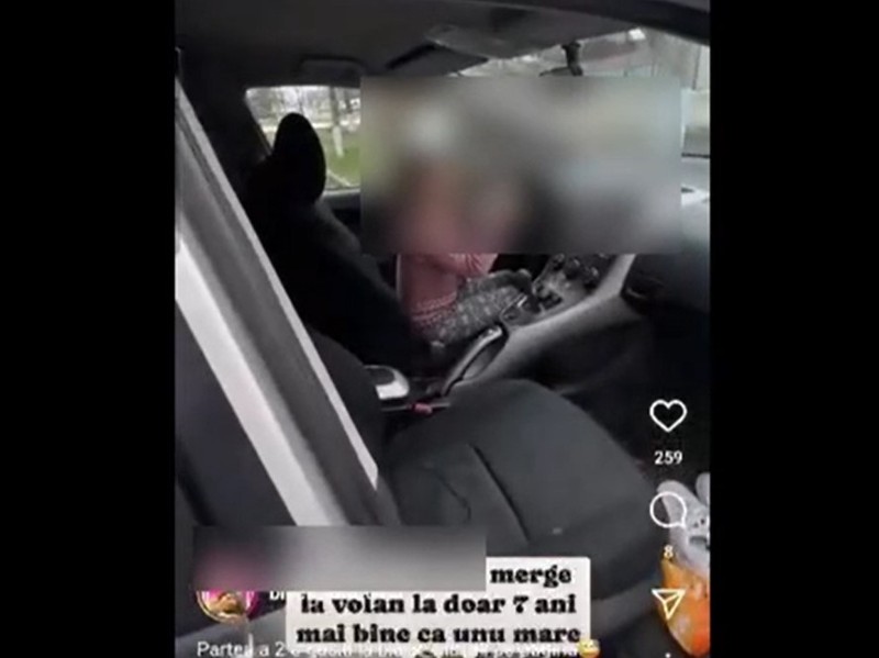 7-летняя девочка совершает манёвры, находясь за рулём автомобиля Toyota. Фото:скриншот видео