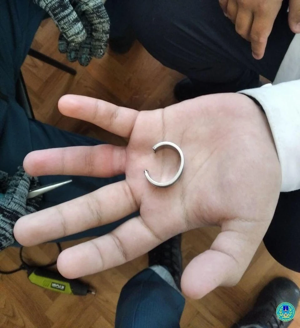 Ульяновские спасатели распилили кольцо, которое не смог снять школьник. ФОТО: Управление гражданской защиты Ульяновска