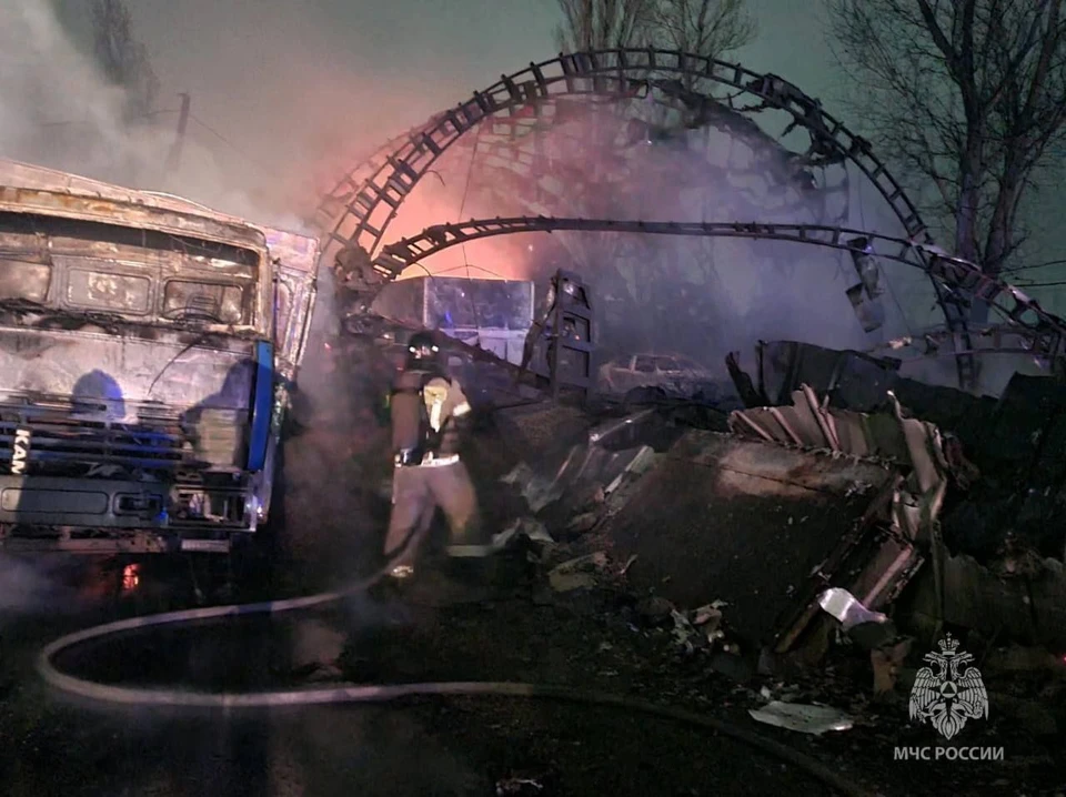 Огонь в ангаре на левом берегу в Ростове потушили за три часа. Фото: МЧС по РО