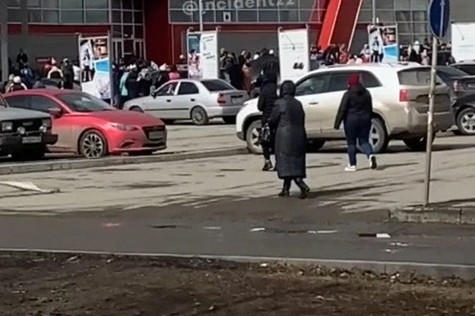 Люди стоят у здания ТЦ. Фото: скриншот видео телеграм-канал «Инцидент Барнаул»