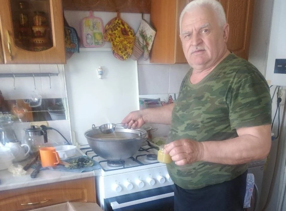 Василий Кравченко варит целебные мази. Фото: личный архив