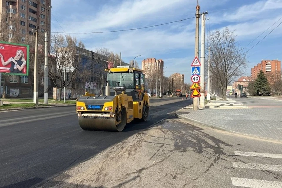 На 23 улицах Луганска дорожники «ЛЭЛУА» намерены привести в порядок дороги в 2024 году. Фото - администрация Луганска