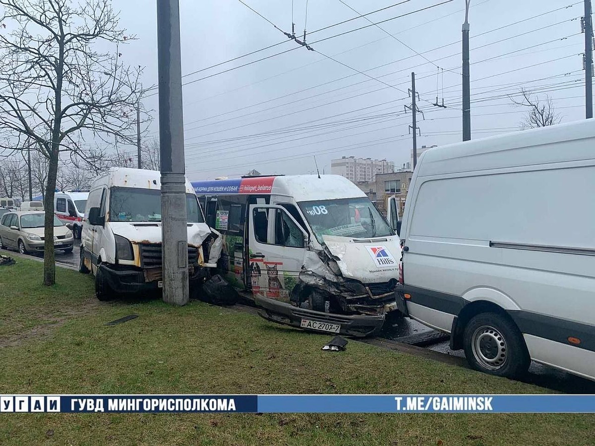 В Минске маршрутка врезалась в три авто, пять человек попали в больницу -  KP.RU