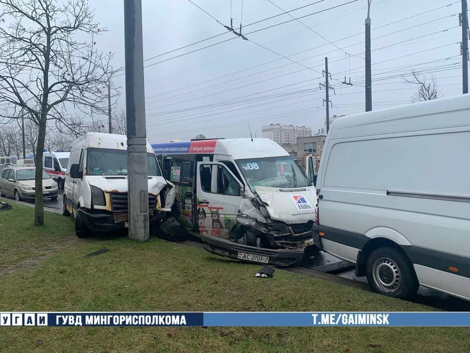 Пять человек доставлены в больницу после ДТП с маршруткой в Минске. Фото: телеграм-канал ГУВД Мингорисполкома