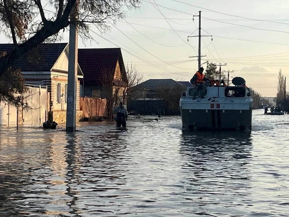 Людей эвакуируют из затопленных домов. Фото: МЧС России.