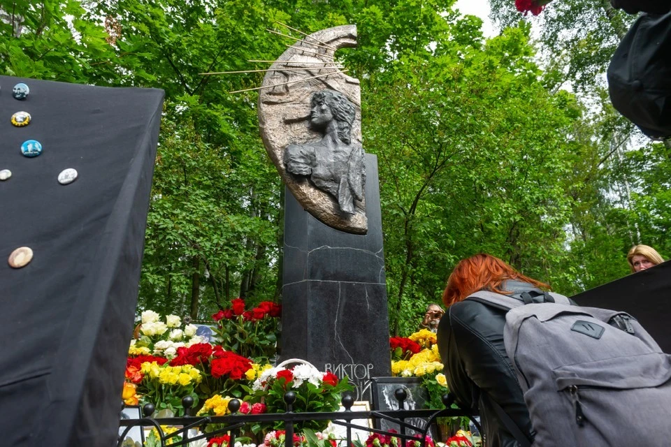 Территорию около могилы Виктора Цоя на Богословском кладбище благоустроят