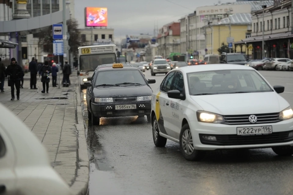 Водитель Geely при повороте налево не уступил дорогу такси