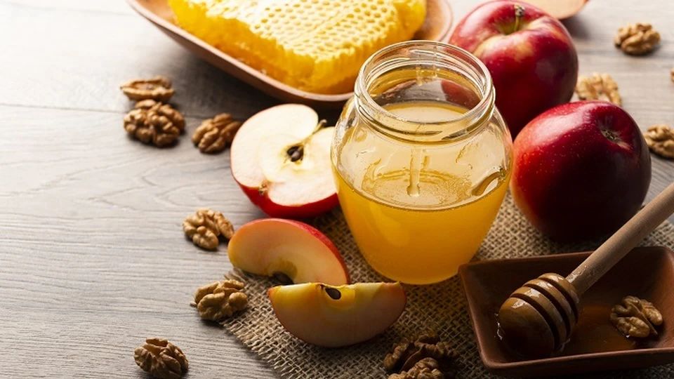 На такой диете важно пить стакан теплой воды с медом перед сном. Фото: Envato Elements