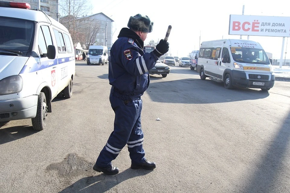 Водитель маршрутного автобуса наехал на дорожное ограждение в Комсомольске