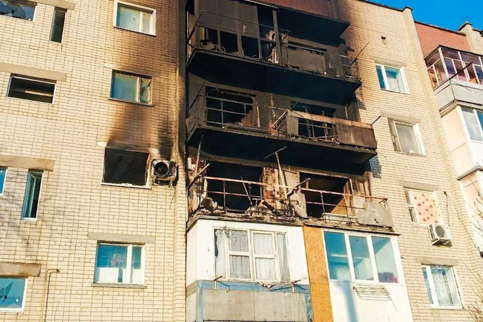 Дом загорелся после удара ВСУ Фото: МЧС России по ХО