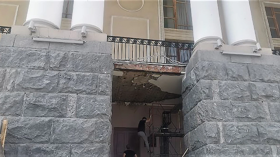 Основание балкона отремонтируют, чтобы штукатурка не сыпалась на голову. Фото: мэрия.