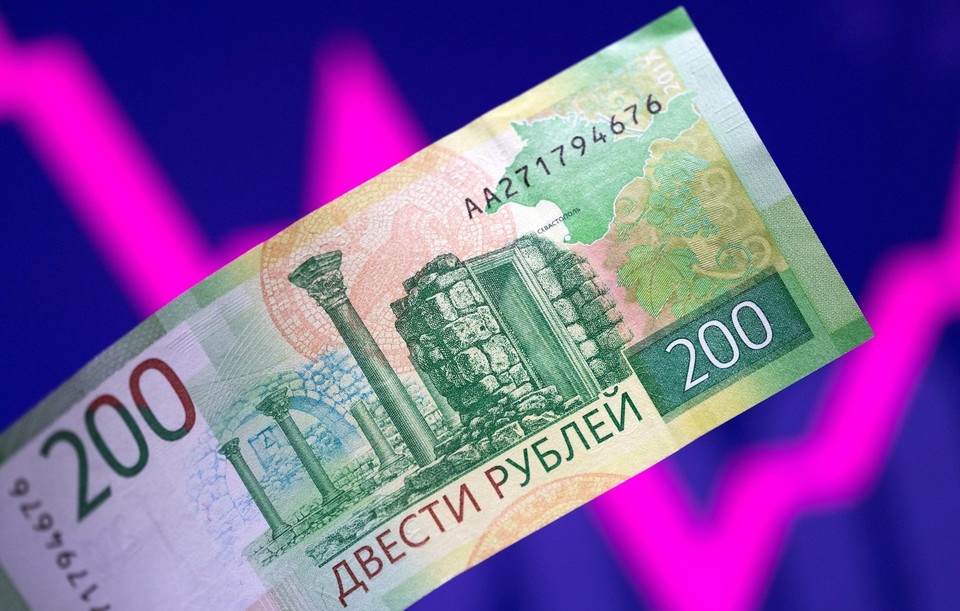 Доллар и евро резко выросли: четыре причины ослабления рубля и прогноз до конца 2024 года