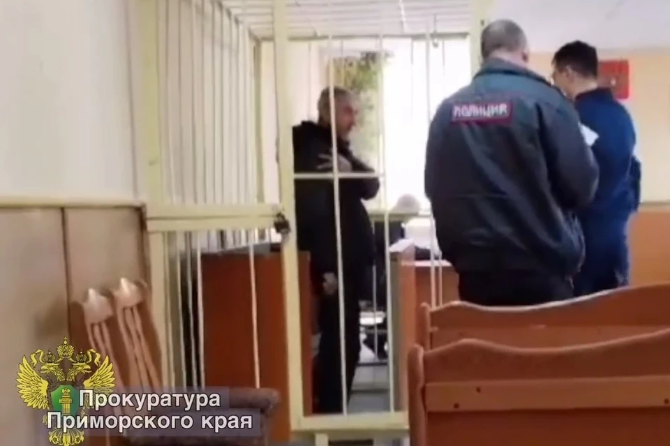 Разъяренный мужчина бросился с мачете на родственника и нанес удар в ногу.