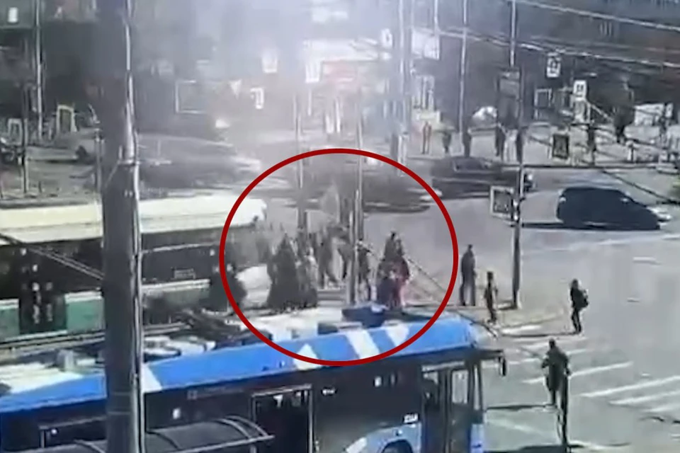 Под трамвай "Довлатов" попали три человека. Фото: скриншот из видео.