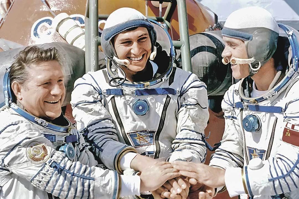Экипаж космического корабля «Союз ТМ-5». Слева направо: Владимир Ляхов, болгарский космонавт Красимир Стоянов и Александр Серебров.
