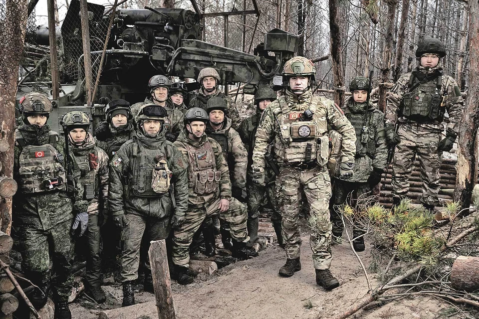 Гвардии полковник Алексей Быстрик с бойцами. В зоне СВО с 24.02.2022 года. Командир награжден орденом Мужества, орденами «За заслуги перед Отечеством» I и II степени, медалями «За боевые отличия», «За воинскую доблесть» I и II степени.