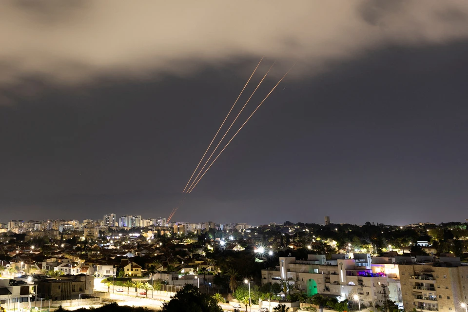 Работа систем ПВО над Израилем.