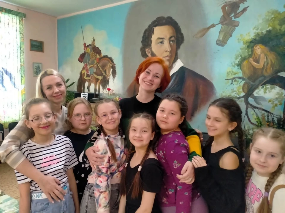 Елена Наумова на встрече с ребятами в библиотеке №8 поселка Горняк.