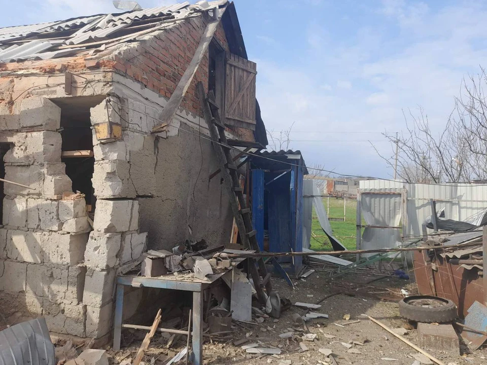 В поселке Разумном повреждены один дом и одна машина.