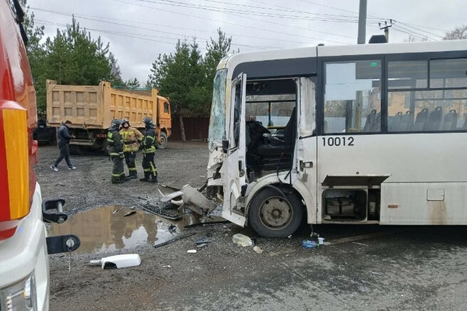 Пассажирский автобус столкнулся с грузовиком в деревне в Ленобласти. Фото: vk.com/rus47