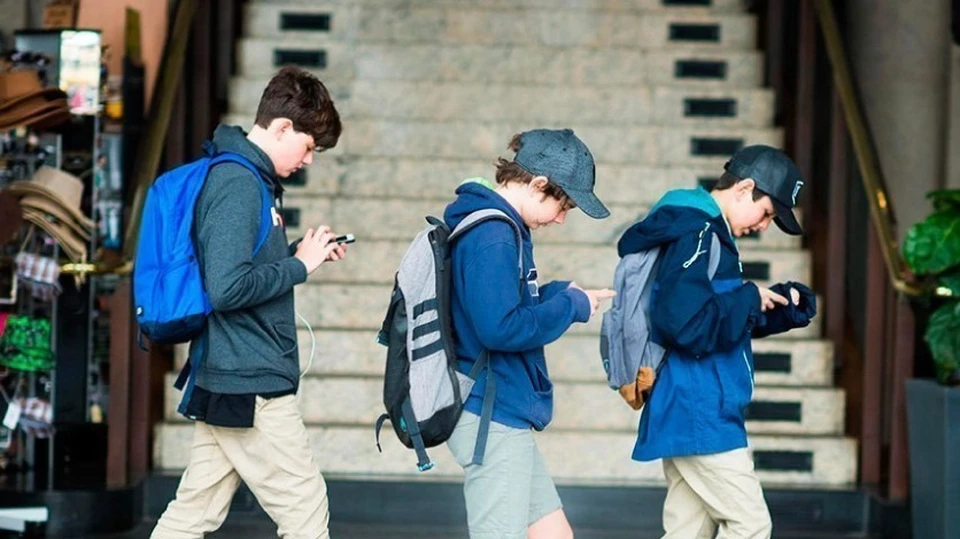 Ежедневное длительное использование смартфона и компьютера вызывает у молодых людей сонливость, а также приводит к возникновению симптомов депрессии. Фото:соцсети