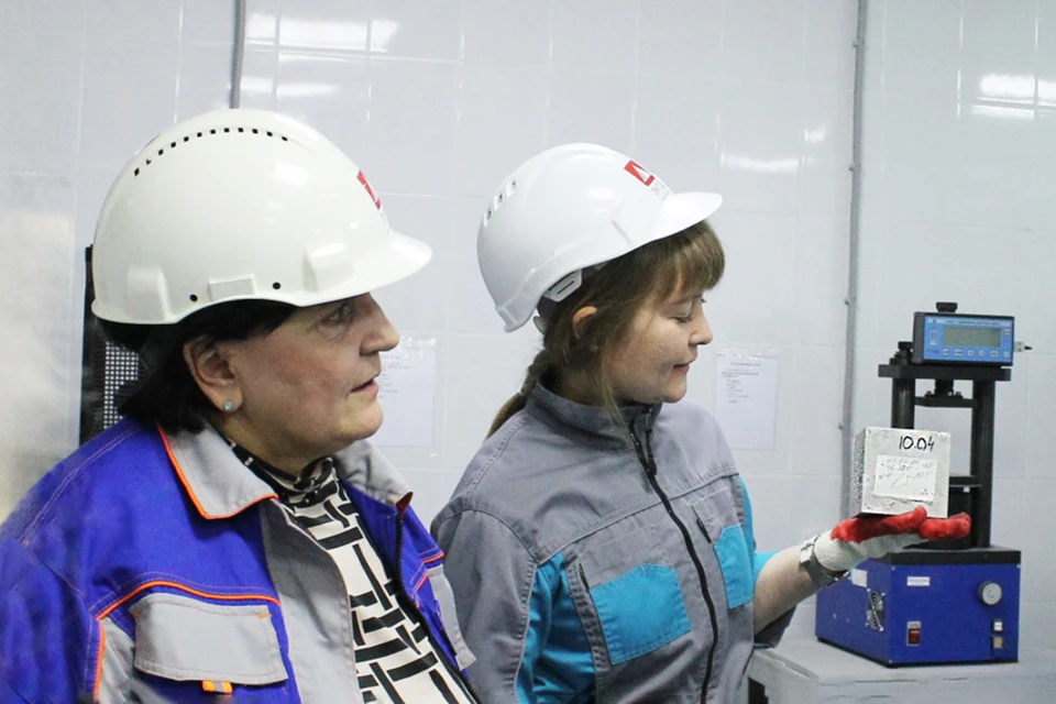 Начальник лаборатории ЗКПД «Энергомонтаж» Виктория Вайнер (слева): «Каждый отлив бетона тестируют в нашей сертифицированной лаборатории».