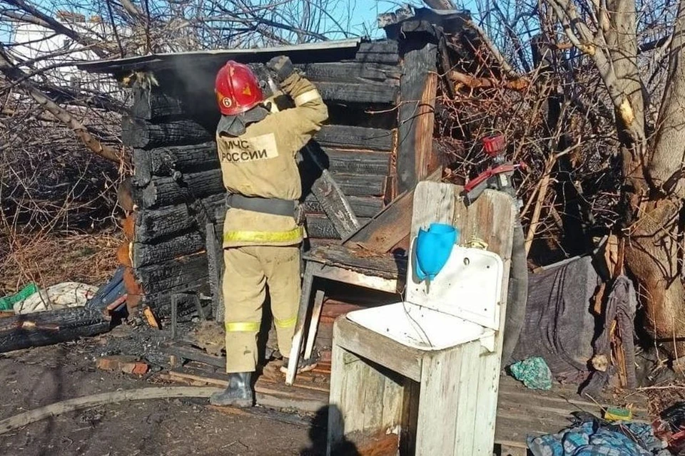 В Новосибирске при возгорании деревянного сарая погиб человек. Фото: ГУ МЧС по НСО