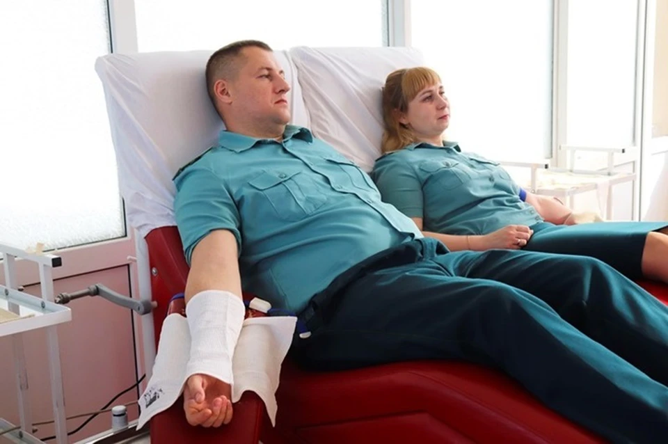 17 апреля 10 сотрудников Луганской таможни сдали донорскую кровь, пополнив банк крови ЛНР. Фото - Луганская таможня