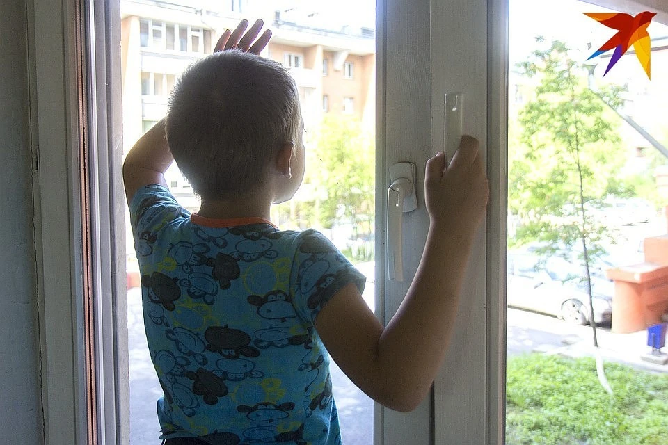 Случаи падения детей из окон резко увеличиваются с приходом тёплого сезона.