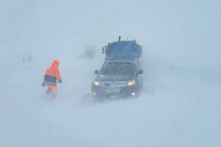 Спасенные люди, закрытые дороги и поломанные светофоры: как Ямал переживал обрушившуюся на него снежную бурю