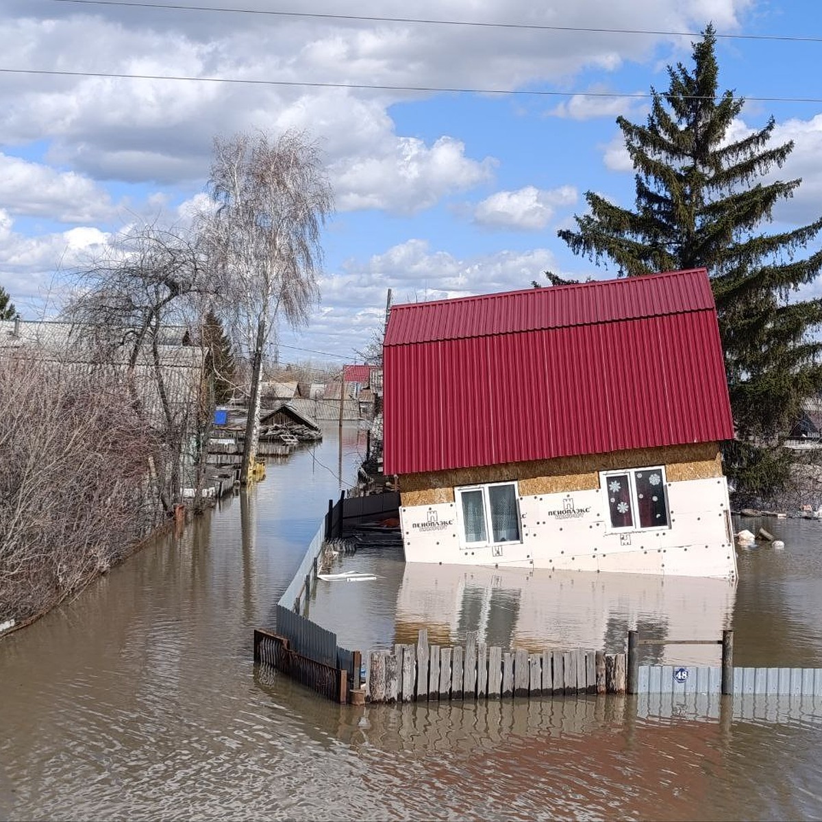 В Кургане во время паводка дом уплыл по реке и врезался в мост - KP.RU