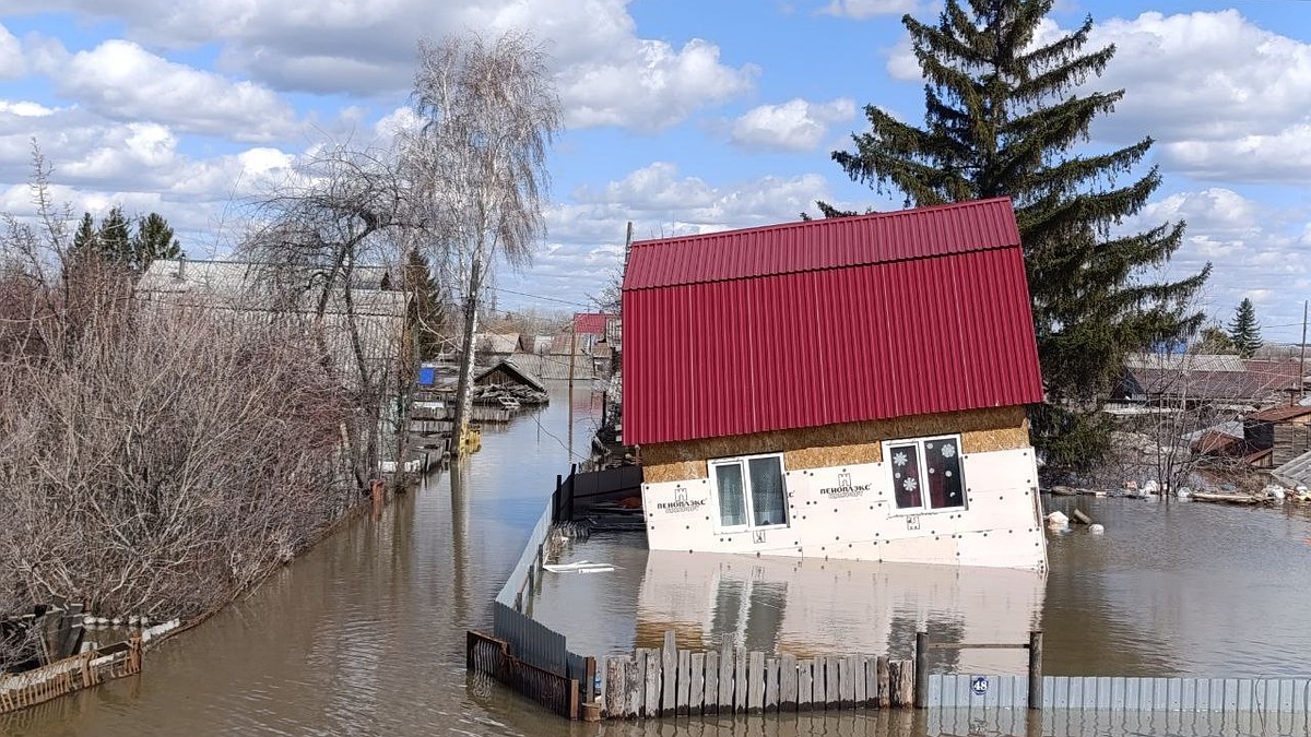 В Кургане во время паводка дом уплыл по реке и врезался в мост - KP.RU