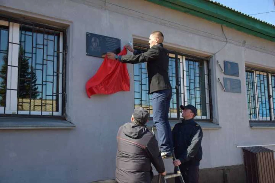 В Осинском районе открыли мемориальную доску в честь бойца, погибшего в зоне СВО. Фото: глава Осинского района Виктор Мантыков