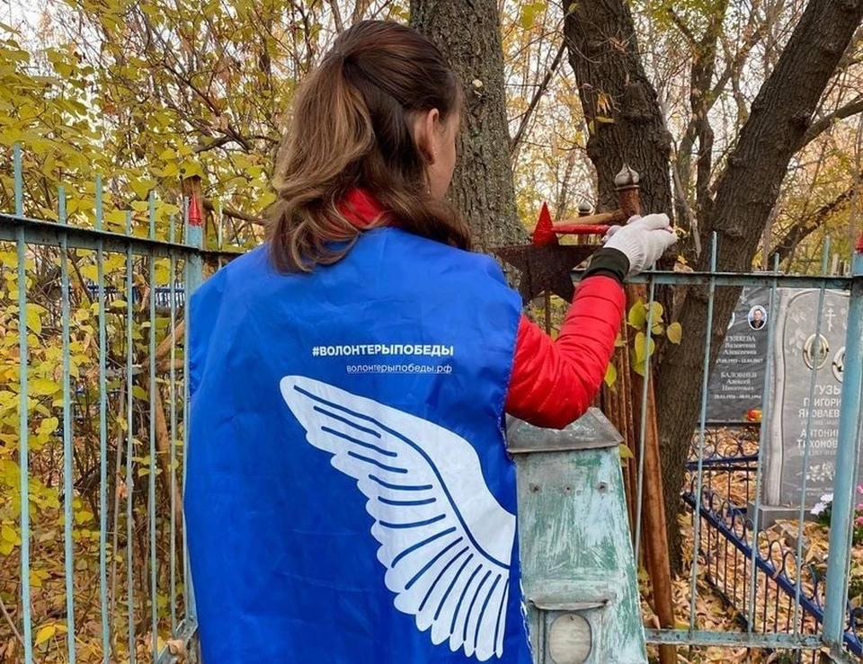 Волонтеры красят звезды на памятниках ветеранов. Фото: https://vk.com/samara_zapobedu