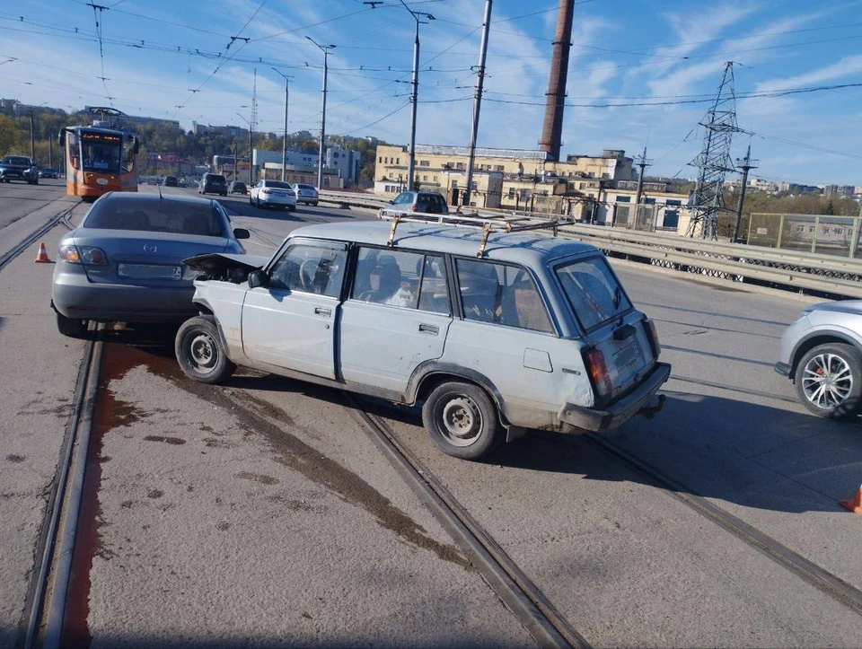 Водители не поделили дорогу на площади Привокзальной в Смоленске Фото: Гоставтоинспеция Смоленской области