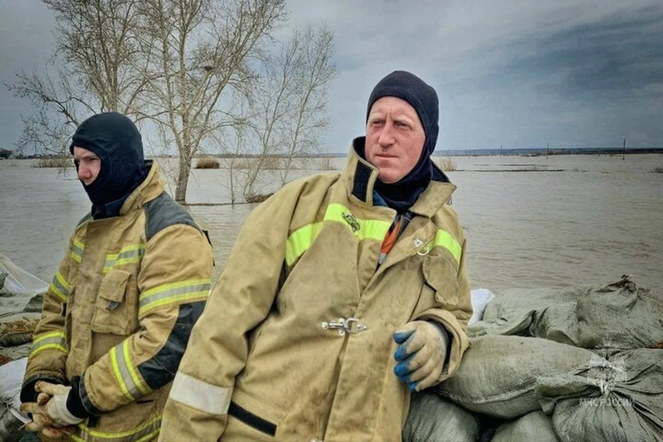 Силовики, психологи, волонтеры убеждают жителей подтопляемых районов не дожидаться прихода большой воды. Фото: МЧС региона