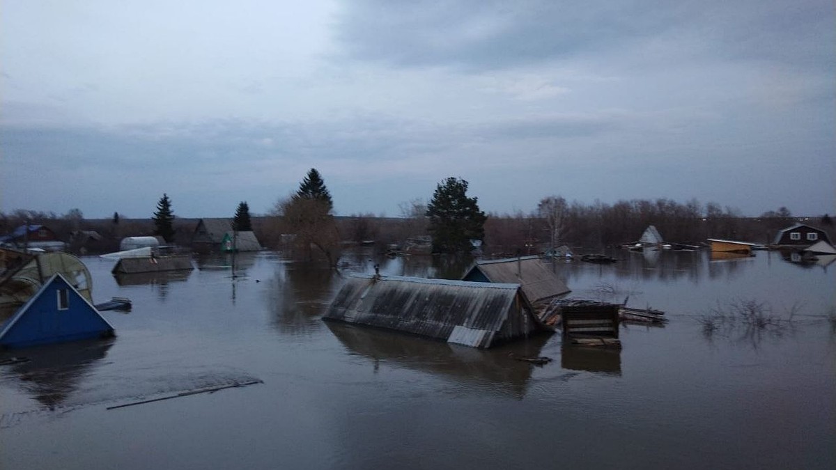 Вода поднялась до 10 метров: на дамбе в Кургане появились протечки и  отслоения, в трех микрорайонах объявлена эвакуация - KP.RU