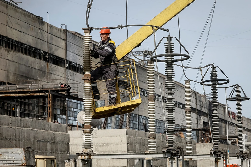Энергетическая компания «Укрэнерго» сообщила, что почти полтысячи населенных пунктов отрезаны от энергоснабжения