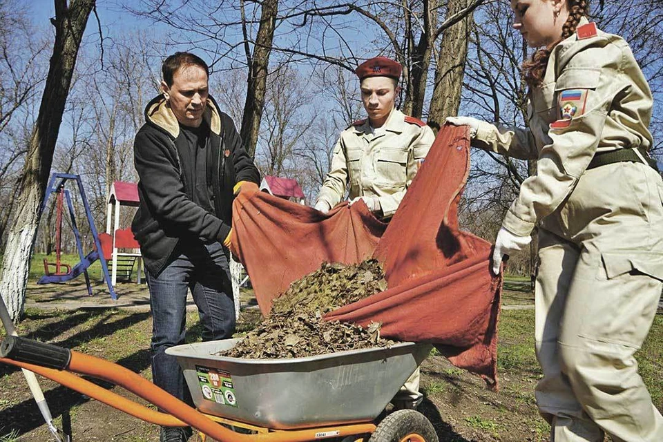 Глава Алчевского муниципального округа с юнармейцами на субботнике.