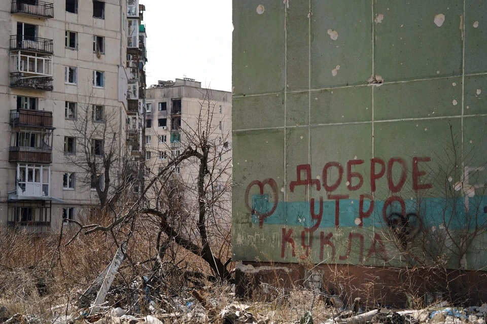 В Северодонецке встречаются целые жилые кварталы с разрушенными многоэтажками. Фото: Пелагия Тихонова / Школа военкора