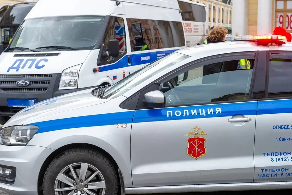 Группа мужчин избила и ограбила парня в Петербурге.