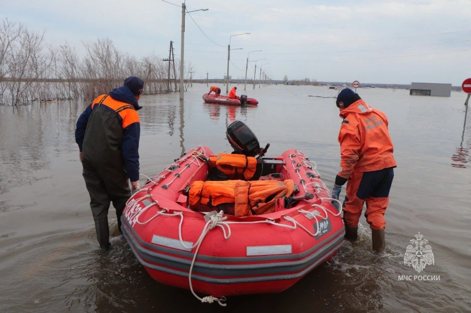 Губернатор Шумков: Вода стала выходить с внутренней стороны дамбы в Кургане Фото: МЧС России по Курганской области