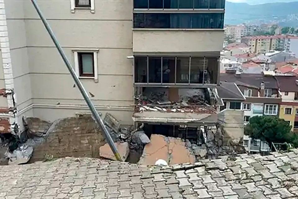 В Анталье ветер снес шпиль минарета, в Стамбуле ливни затопили улицы: На 45 городов Турции обрушился ураган
