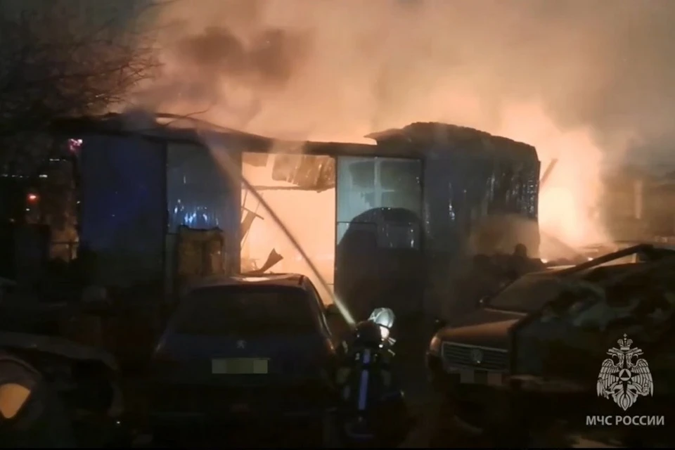 Крупный пожар на станции техобслуживания потушили в Петербурге - KP.RU