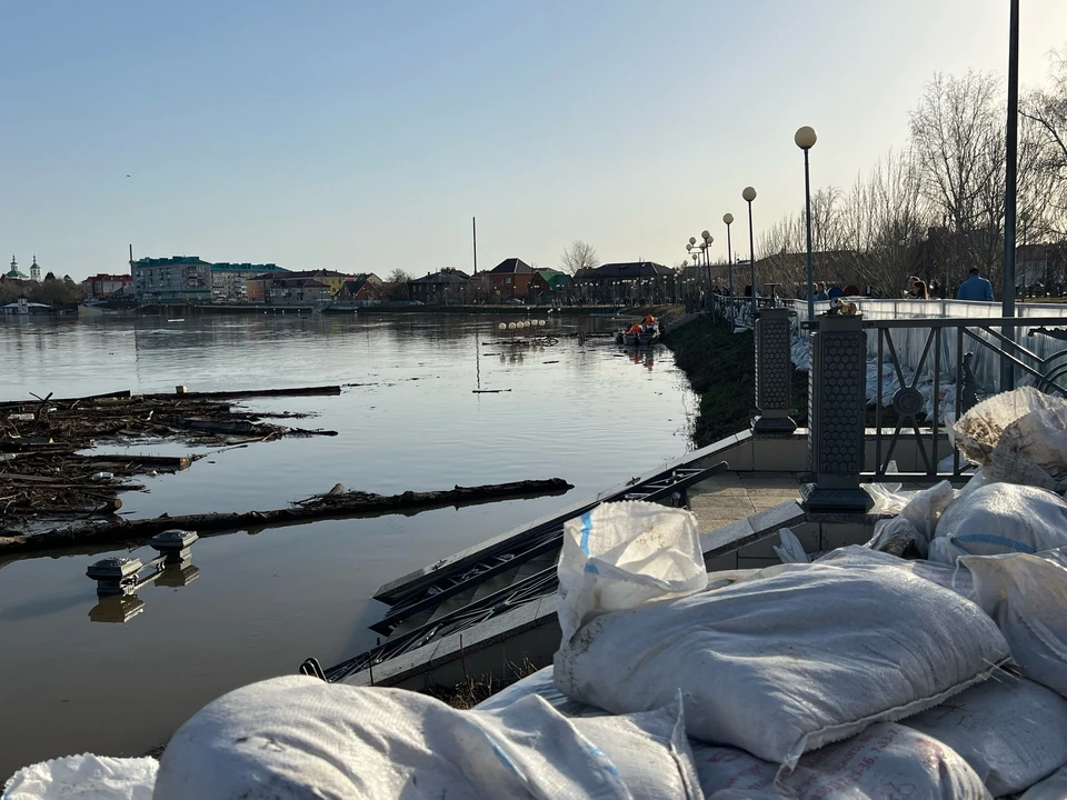 Возле Ишима в Тюменской области дозорные заметили протечку дамбы.