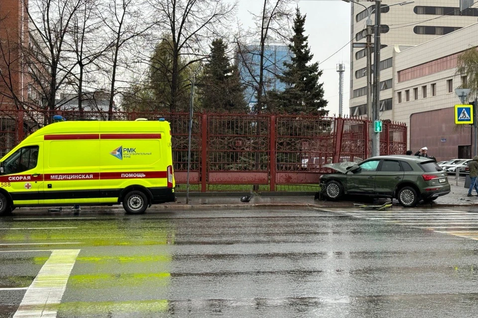 На место аварии приезжали пожарные и медики.