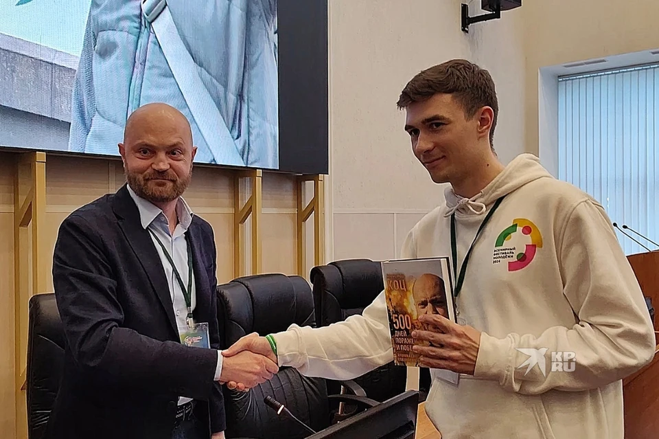 Самому любопытному студенту Александр Коц (слева) подарил свою книгу