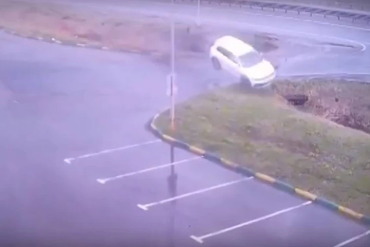 Машина взмыла в воздух и перелетела через два оврага: Момент страшной аварии на М-7 попал на видео