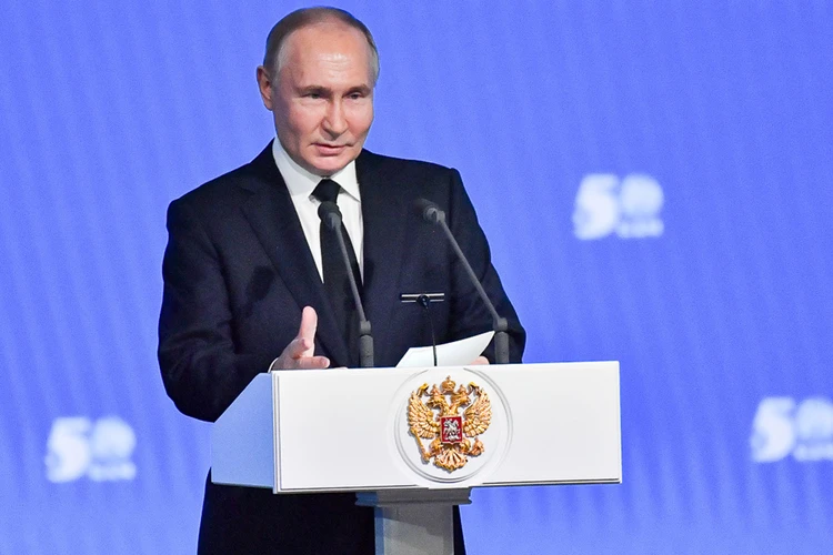 Владимир Путин в Кремле поблагодарил за подвиг строителей БАМа
